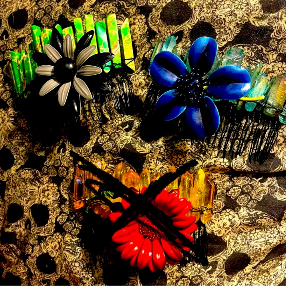 ★🌼🌺 Handmade Upscaled Crystal 60s Flower Power Hair Combs 🌺🌼★